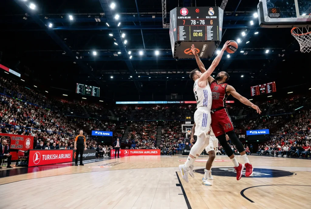 Scommesse Olimpia Milano: giocatori di basket durante una partita di Eurolega indoor